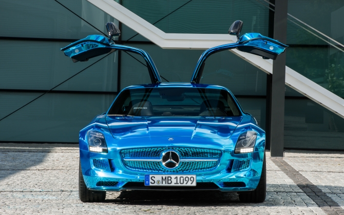 Mercedes SLS небесного голубого цвета
