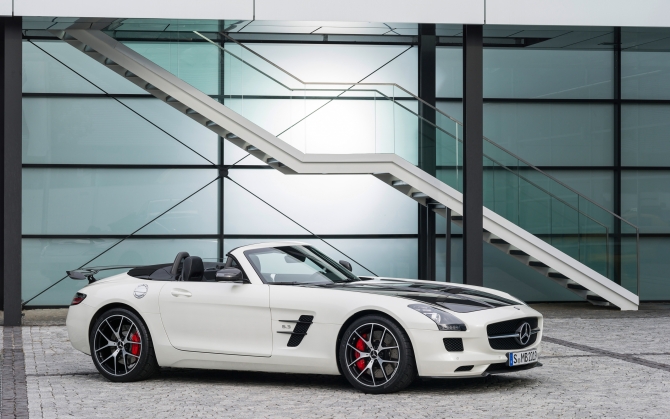 Белый Mercedes SLS cabrio