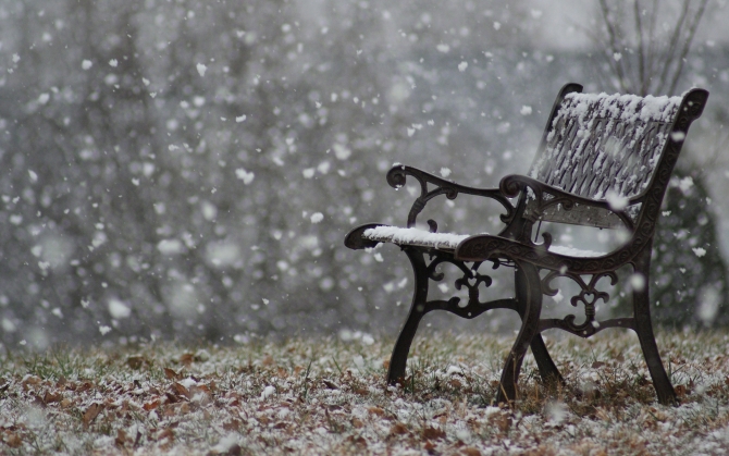 Скамейка под снегом