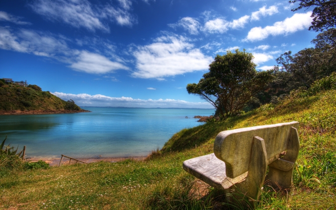 Скамейка с видом на море