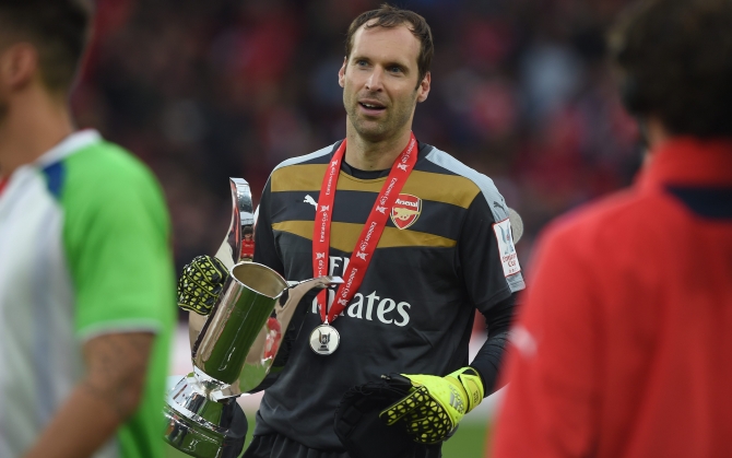 Петр Чех с трофеем