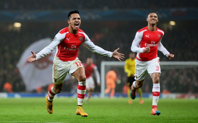 Алексис Санчес празднует гол