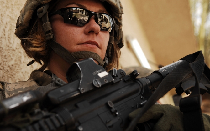Женщина солдат