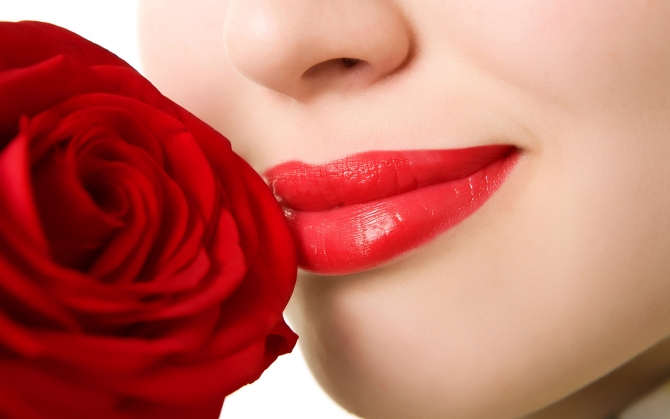 Роза и красные губы
