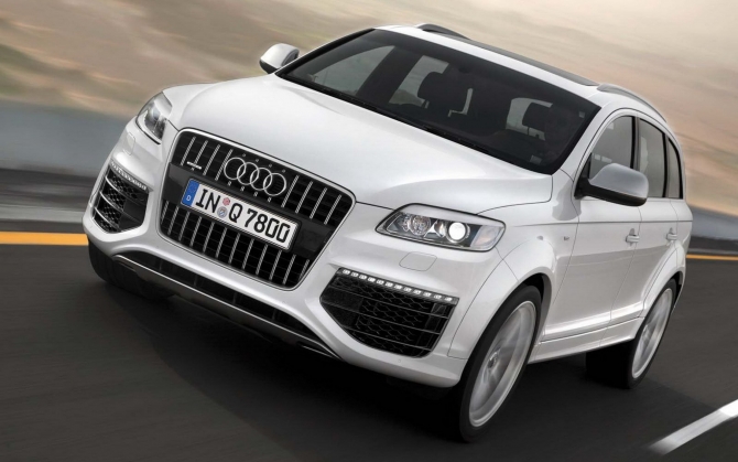 Белый Audi Q7