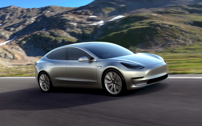 Tesla Model 3 на дороге