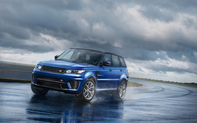 Range Rover Sport на мокрой трассе