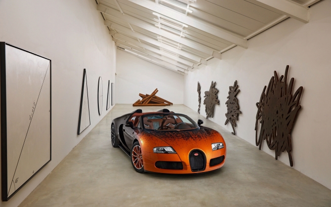 Оранжево-черный Bugatti Veyron