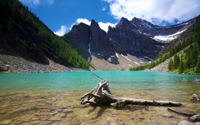 Озеро и горы в Канаде