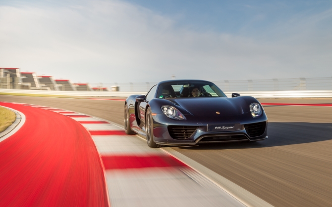 Porsche 918 Spyder на гоночном треке