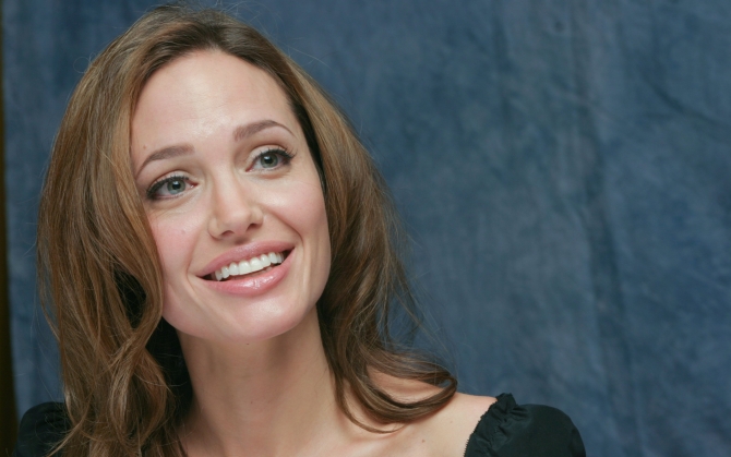Анджелина Джоли улыбается