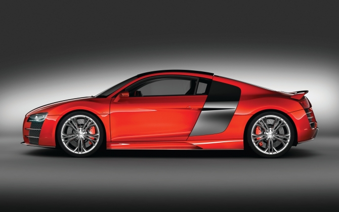 Красный Audi R8