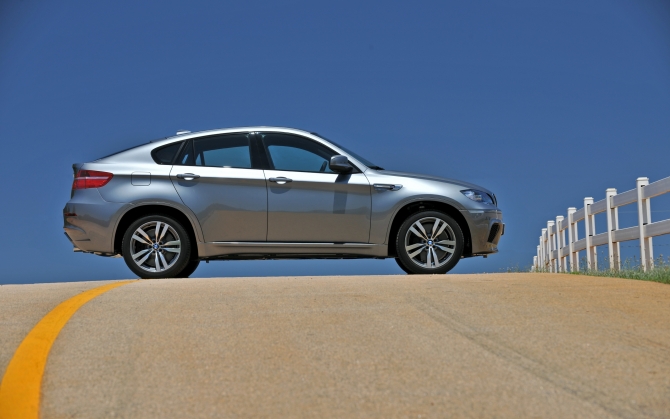 BMW X6 на дороге