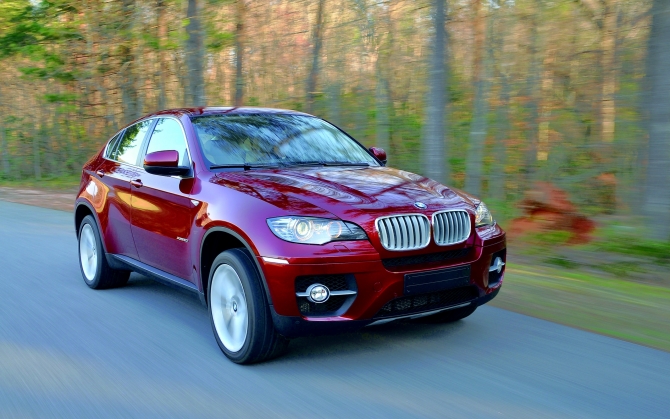 BMW X6 в лесу