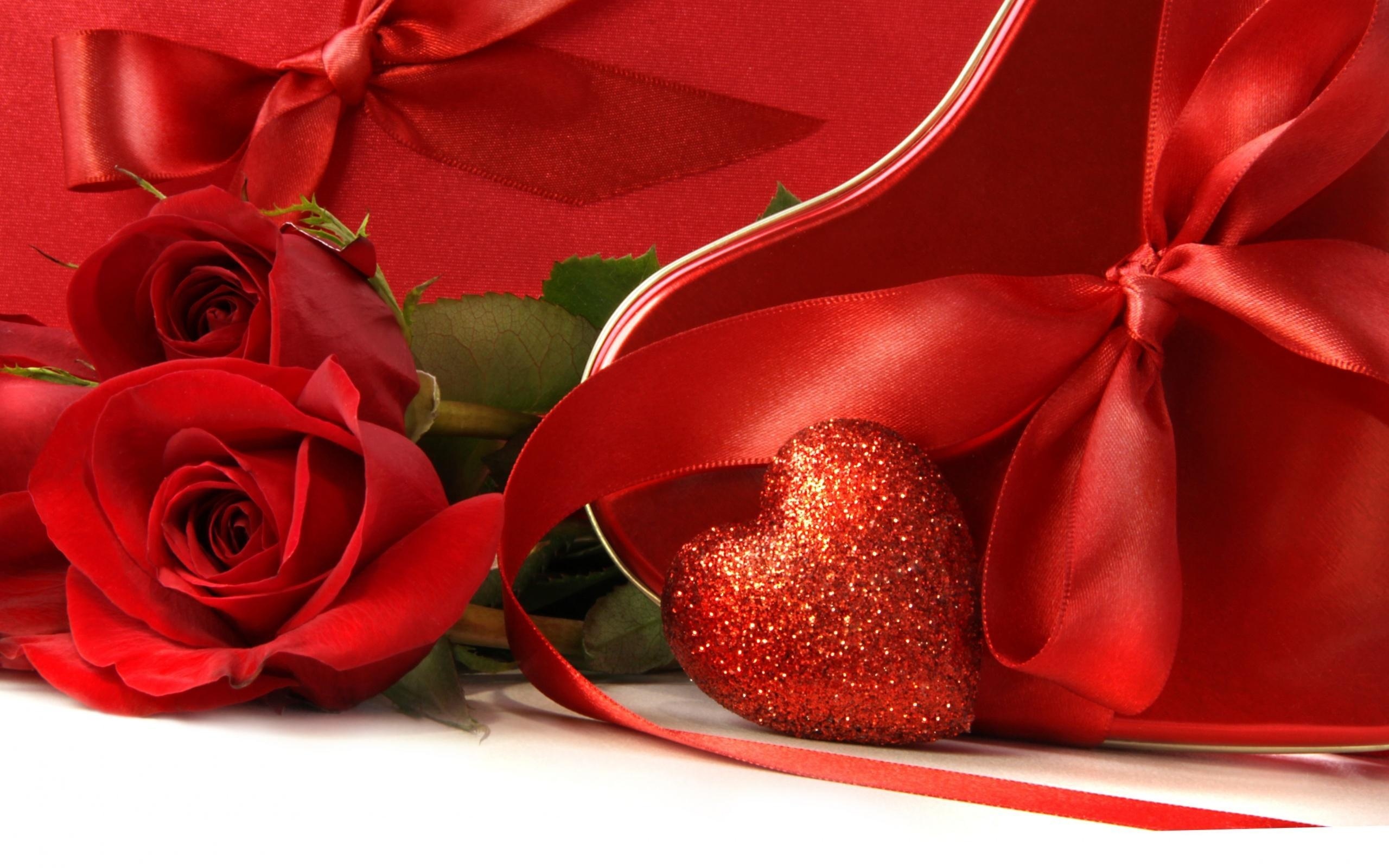 Открытка мужчине сердца. Цветы на Красном фоне. Красные розы фон. С днём рождения красные розы. Красивые сердечки на день рождения.