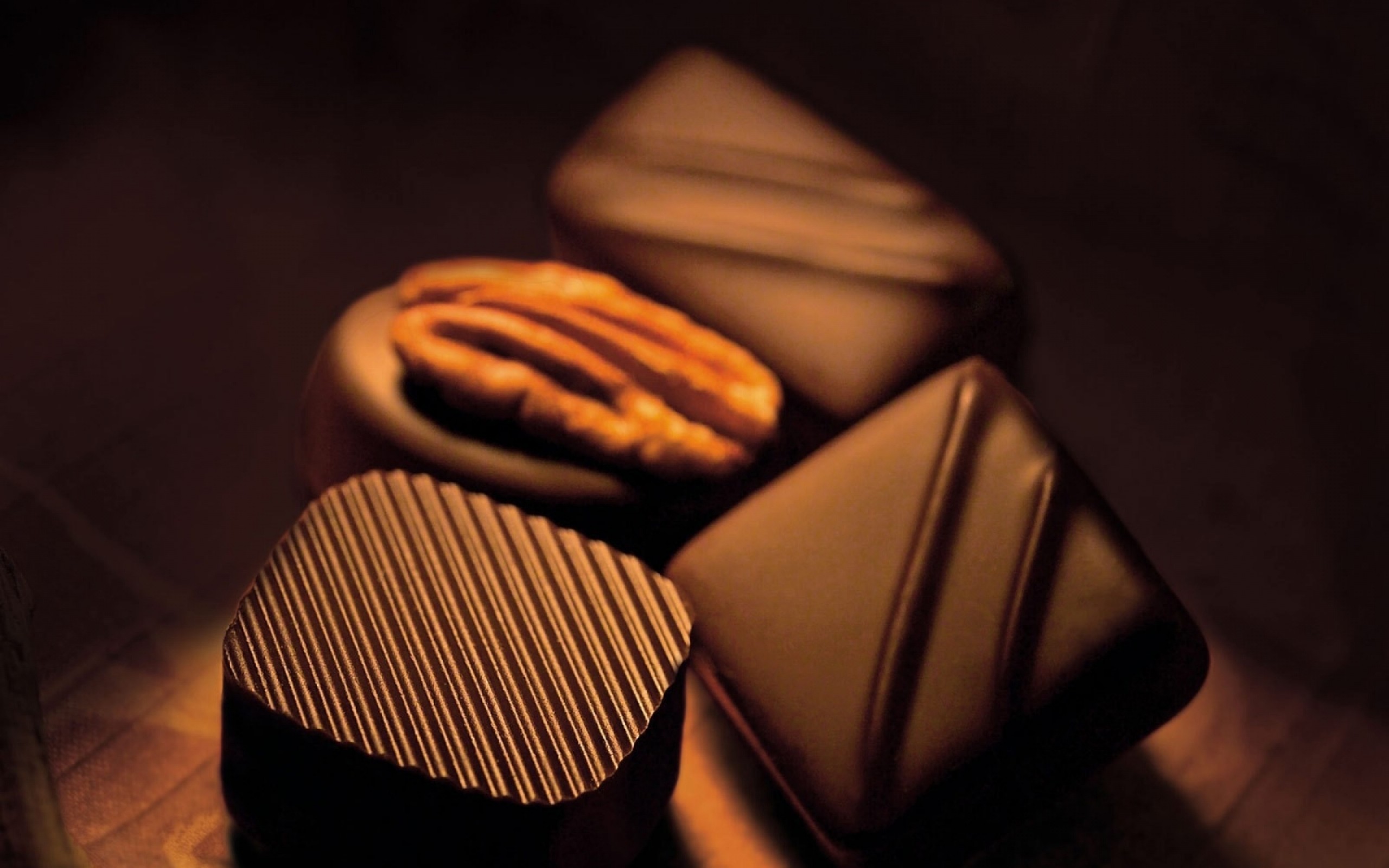 Конфета 3 шоколада. Шоколадные конфеты. Шоколадные конфеты на черном фоне. Шоколадные конфеты на темном фоне. Макро шоколадные конфеты.