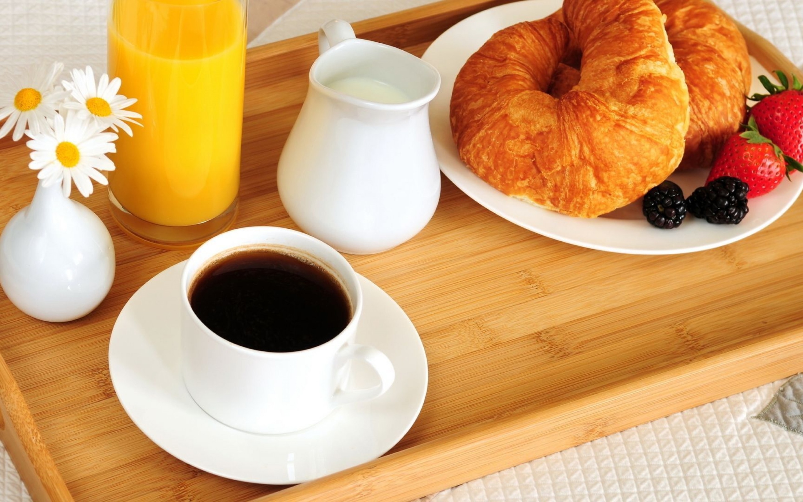 Апельсиновый сок на завтрак. Завтрак. Завтрак в постель. Завтрак с кофе. Красивый завтрак.
