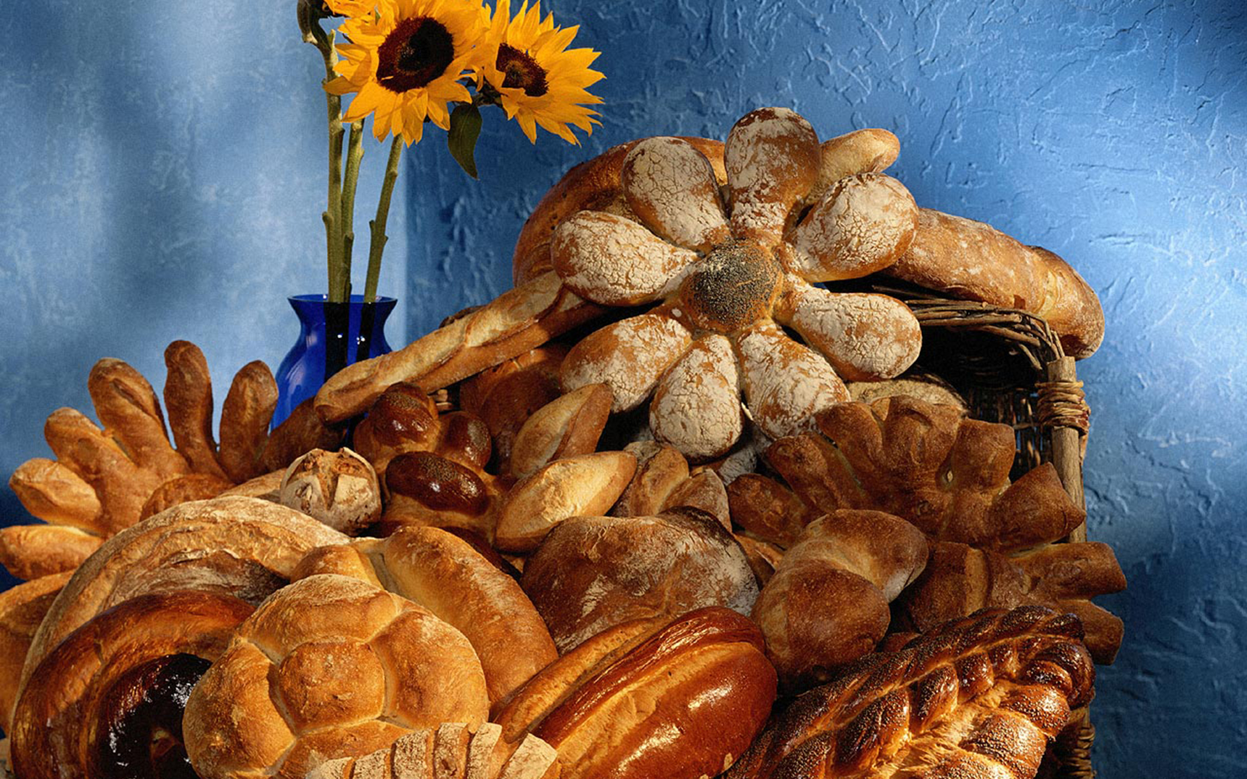 Праздник хлеба. Фото хлеба на столе. Хлеб и хлебобулочные изделия. Композиции из хлебобулочных изделий.