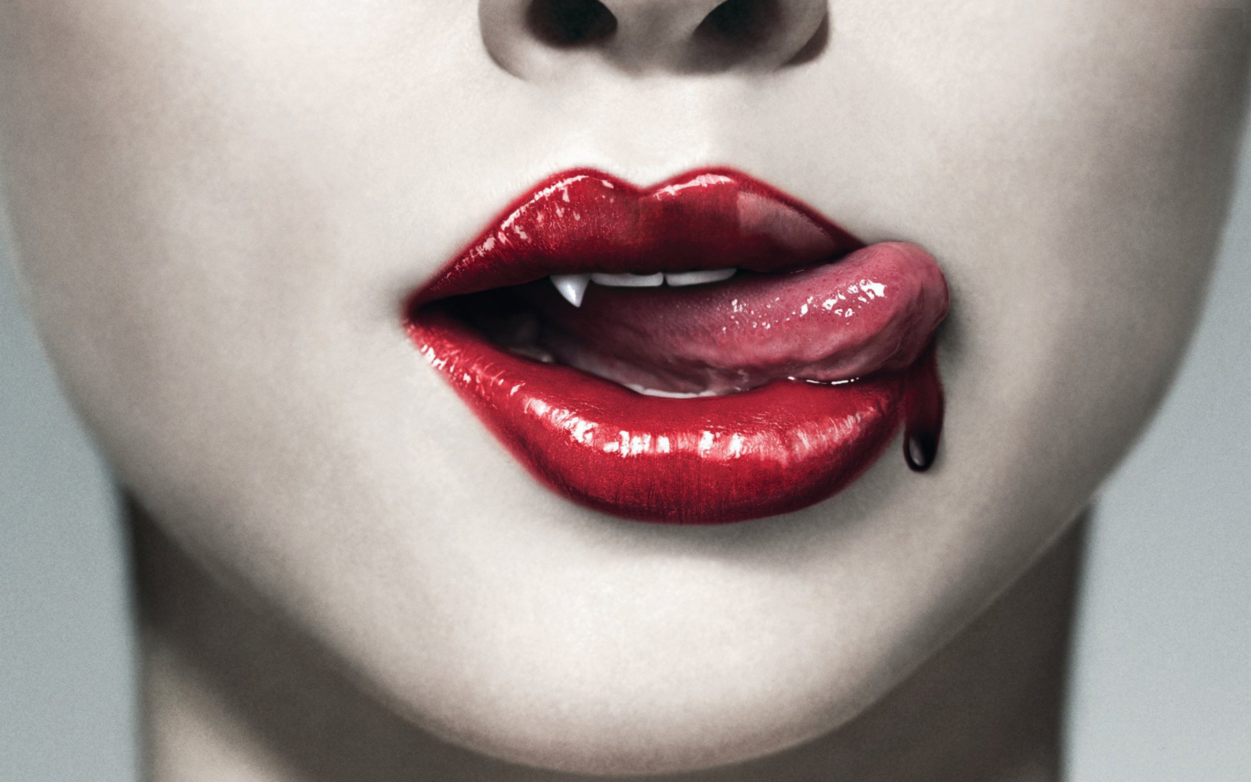 Вампиры в жизни существуют. Женские губы. Красные губы.