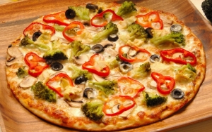 Вегетарианская пицца с овощами