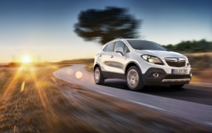 Белый Opel Mokka