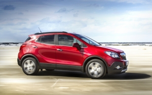 Красный Opel Mokka