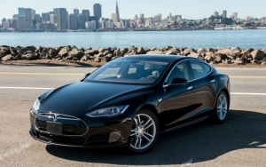 Стильный седан Tesla Model S