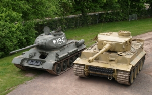 Советский танк Т-34 и немецкий Тигр