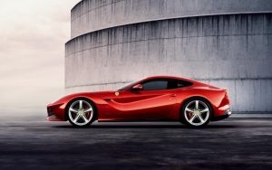 Красная Ferrari F12 Berlinetta