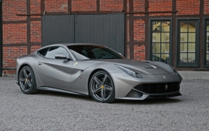Серая Ferrari F12 Berlinetta
