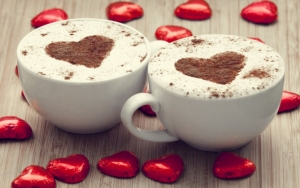 Две чашки кофе с сердечком