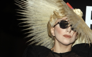 Леди Гага в шляпе и очках