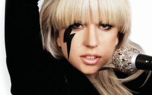 Леди Гага с микрофоном