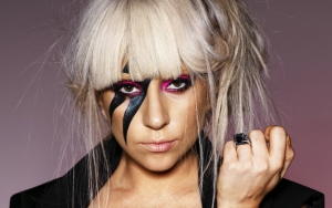 Леди Гага с рисунком на лице