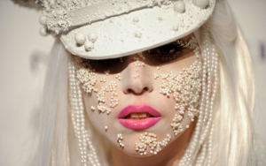 Леди Гага с бисером на лице