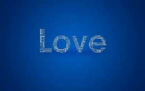 Надпись Love на синем фоне