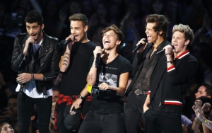 One Direction поют