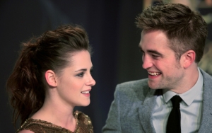 Кристен Стюарт и Роберт Паттинсон улыбаются