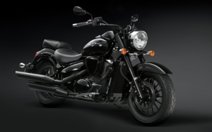 Черный Suzuki Intruder 800