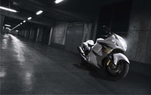 Белый Suzuki Hayabusa