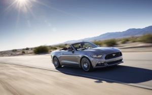 Ford Mustang на дороге