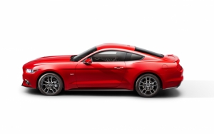 Красный Ford Mustang 2015