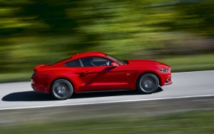 Ford Mustang 2015 на дороге