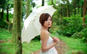 Азиатка с белым зонтиком