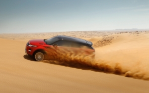 Range Rover Evoque в пустыне