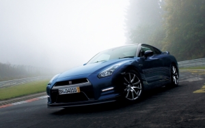 Синий Nissan GT-R