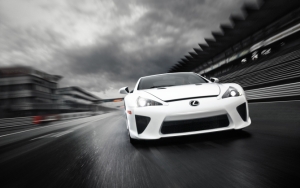 Белый Lexus LFA