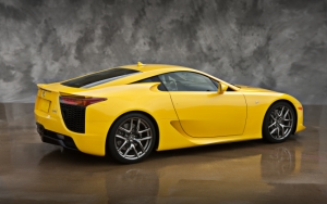 Желтый Lexus LFA