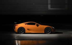 Оранжевый Lexus LFA
