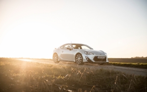 Белая Toyota GT 86